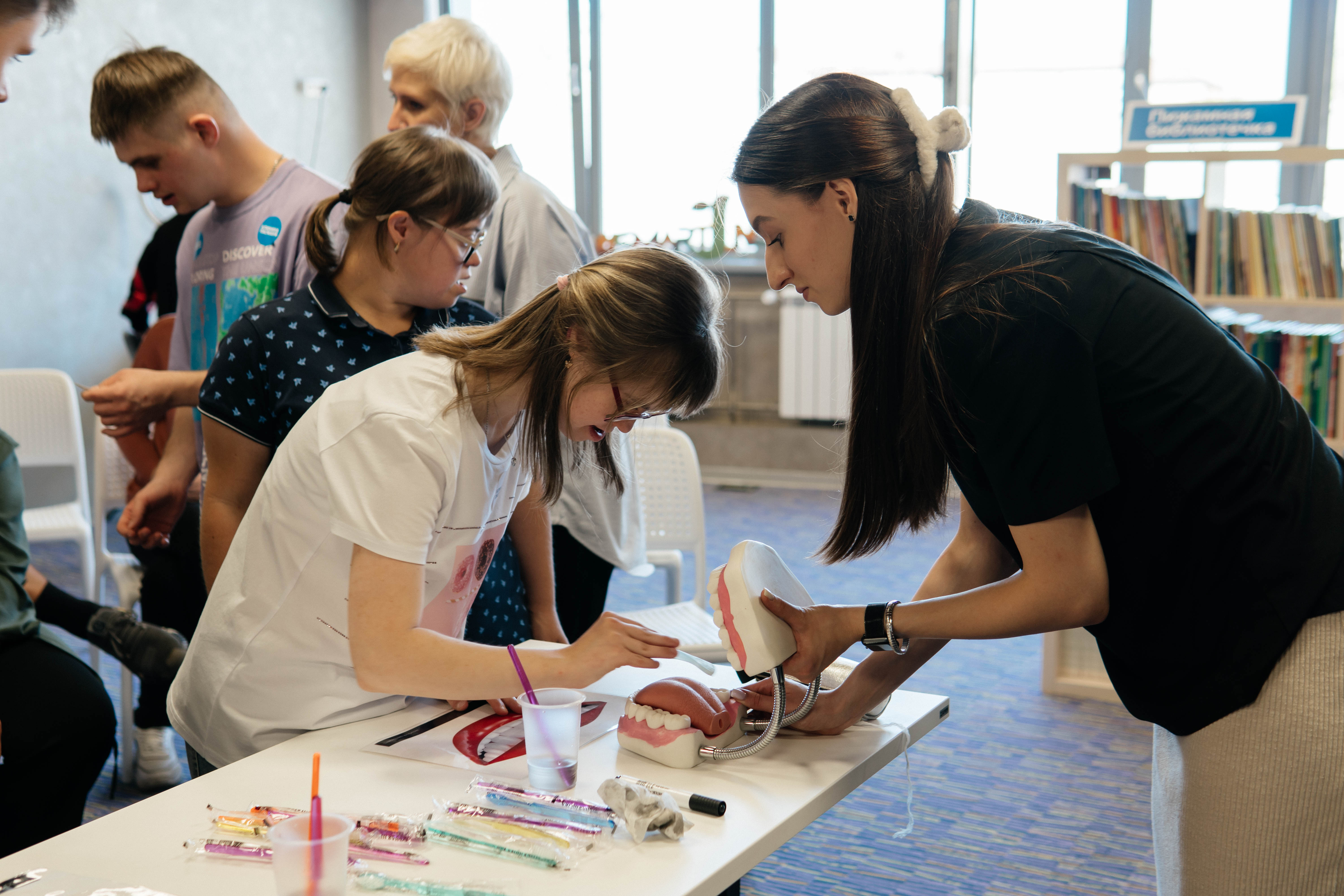 Стоматологи «Клиники профессора Пасман» провели мастер-класс по гигиене для детей центра «Лев»